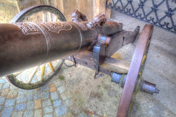 Древняя Пушка Колесах Изолирована Фото — стоковое фото