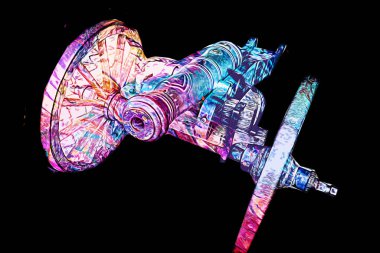 Tekerlekler üzerindeki antik top resimde izole edildi