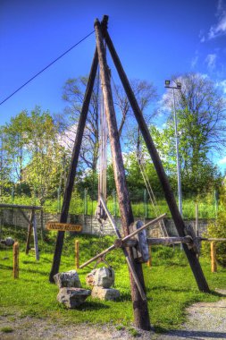 Bir inşaat sahasında ortaçağ vinci, eski çağlar, sanat illüstrasyonu antika eskiz