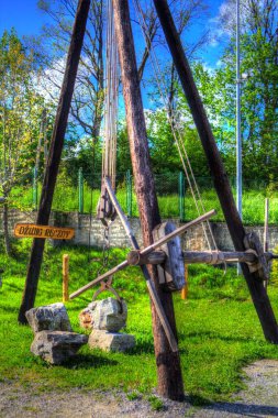 Bir inşaat sahasında ortaçağ vinci, eski çağlar, sanat illüstrasyonu antika eskiz