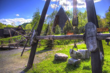 Bir inşaat sahasında ortaçağ vinci, eski çağlar, sanat illüstrasyonu antika eskiz