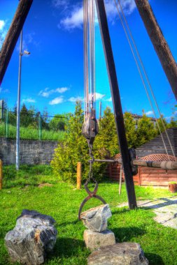 Bir inşaat sahasında ortaçağ vinci, eski çağlar, sanat illüstrasyonu antika eskiz