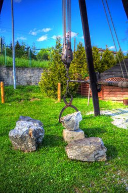 Bir inşaat sahasında ortaçağ vinci, eski çağlar, sanat illüstrasyonu antika eskiz