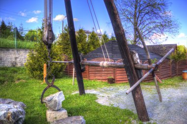 Bir inşaat sahasında ortaçağ vinci, eski çağlar, sanat illüstrasyonu antika eskiz