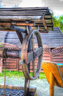 Asılı ahşap kovası, ahşap çatısı, yaşlılığı, sanat illüstrasyonları antika eskizi olan antik artezyen kuyusu.