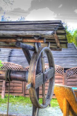 Asılı ahşap kovası, ahşap çatısı, yaşlılığı, sanat illüstrasyonları antika eskizi olan antik artezyen kuyusu.