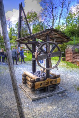 Asılı ahşap kovası, ahşap çatısı, yaşlılığı, sanat illüstrasyonları antika eskizi olan antik artezyen kuyusu.