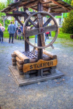 Asılı ahşap kovası, ahşap çatısı, yaşlılığı, sanat illüstrasyonları antika eskizi olan antik artezyen kuyusu.