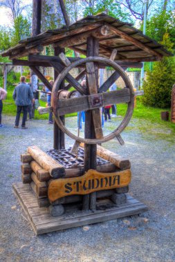 Asılı ahşap kovası, ahşap çatısı, yaşlılığı, sanat illüstrasyonları antika eskizi olan antik artezyen kuyusu.