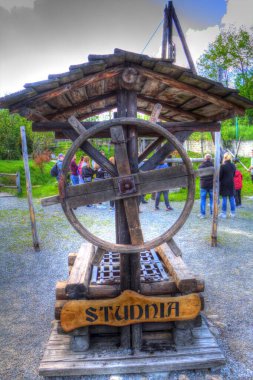 Asılı ahşap kovası, ahşap çatısı, yaşlılığı, sanat illüstrasyonları antika eskizi olan antik artezyen kuyusu.