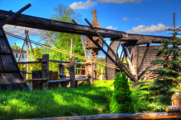 Ortaçağ maden yerleşiminde altın durulama yalakları, ortaçağ tarihi sanat illüstrasyonları antika eskizler