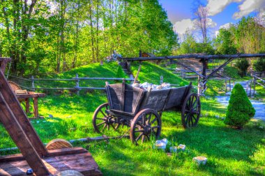 Tipik tarihi ahşap araba çayırda, ortaçağ tarihi sanat illüstrasyonları antika eskizler