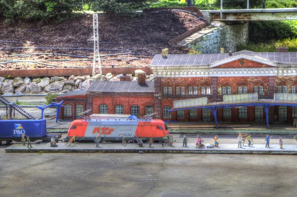 Oud Station Met Een Trein Een Locomotief Het Perron Wachten — Stockfoto