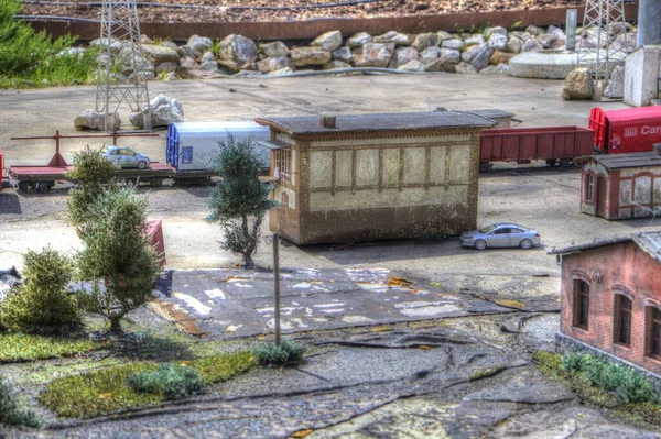 Vecchia Stazione Ferroviaria Con Treno Una Locomotiva Sul Binario Attesa — Foto Stock