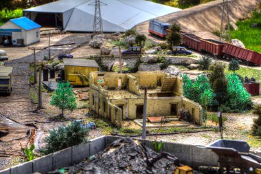 Kamyon ve konteynırlarla dolu bir geri dönüşüm alanının havadan görüntüsü antika eskiz sanatı.