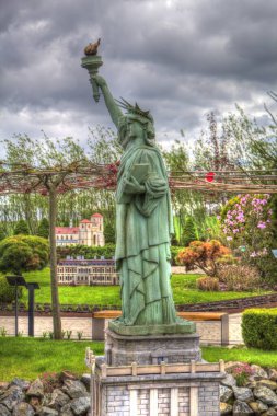 Manhattan, Mimarlık ve Turizm Konsepti 'nin aşağısında yer alan New York şehir manzaralı nehir kenarındaki Özgürlük Anıtı.