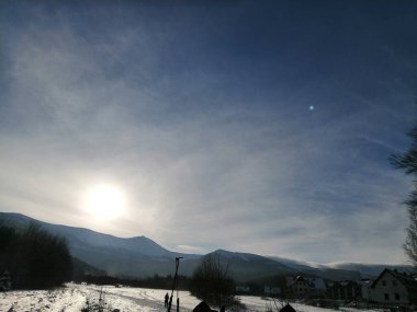 Kış manzarası, panorama, bayrak - kış ormanlarındaki karlı yol manzarası