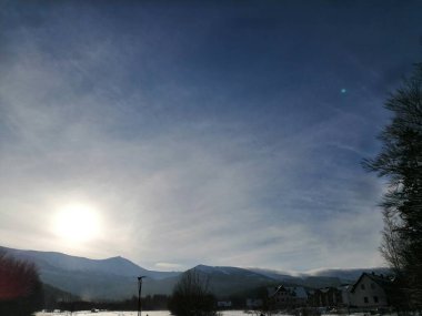 Kış manzarası, panorama, bayrak - kış ormanlarındaki karlı yol manzarası