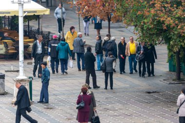 Timisoara, Romanya - 13 Ekim 2012: İnsanlar sokakta yürüyor. Gerçek insanlar..