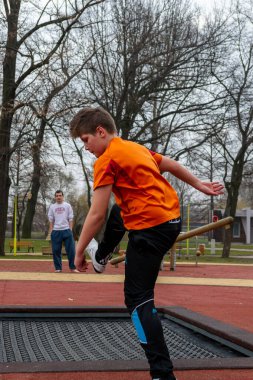 Timisoara, Romanya - 16 Şubat 2013: Parkta trambolinde zıplayan çocuklar. Gerçek insanlar..