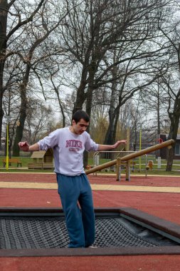 Timisoara, Romanya - 16 Şubat 2013: Parkta trambolinde zıplayan çocuklar. Gerçek insanlar..