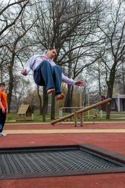 Timisoara, Romanya - 16 Şubat 2013: Parkta trambolinde zıplayan çocuklar. Gerçek insanlar..