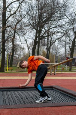 Timisoara, Romanya - 16 Şubat 2013: Parkta trambolinde zıplayan çocuklar. Gerçek insanlar..