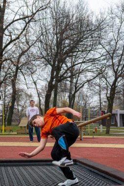 Timisoara, Romanya - 16 Şubat 2013: Parkta trambolinde zıplayan çocuklar. Gerçek insanlar..