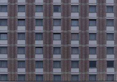 Arka planda pencereleri olan bir binanın ön cephesi. Ön görünüm.