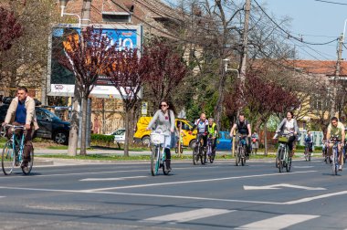 Timisoara, Romanya - 3 Nisan 2016: İnsanlar bahar pedalında bisiklet sürüyor