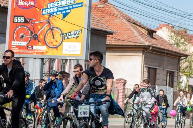 Timisoara, Romanya - 3 Nisan 2016: İnsanlar bahar pedalında bisiklet sürüyor
