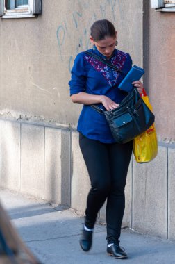 Timisoara, Romanya - Haziran 06, 2017: Sokakta yürüyen kadın. Gerçek insanlar..