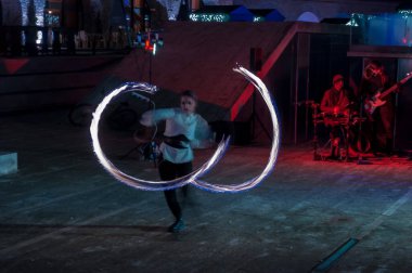 Timisoara, Romanya - 19 Aralık 2017: Bir yangın gösterisinde soyut yangın izleri. Hafif boya. Uzun pozlama. Hareket Bulanıklığı.