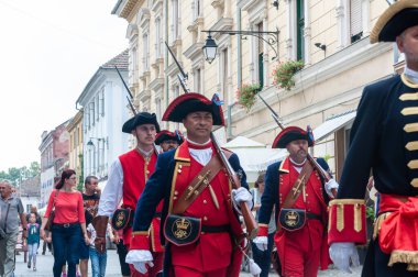 Timisoara, Romanya - 15 Eylül 2018: Nöbetçi değiştirme töreni. Dönem kostümleri.