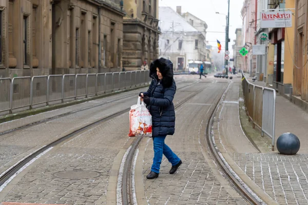 Timisoara Rumania Enero 2020 Mujer Caminando Por Calle Gente Real — Foto de Stock