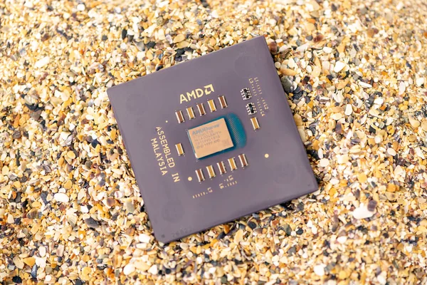 Timisoara, Romanya - 18 Ekim 2020: AMD Duron D750AUT1B işlemci, 750 MHz, arka planda kum bulunan soket A.