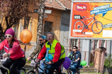 Timisoara, Romanya - 3 Nisan 2016: İnsanlar bahar pedalında bisiklet sürüyor