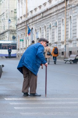 Timisoara, Romanya - 21 Ocak 2015: Yaşlı adam sokakta yürüyor. Gerçek insanlar..