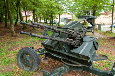 Orastie, Romanya - 12 Eylül 2015: 1950 yılında üretilen bir Sovyet ZPU4 uçaksavar makineli tüfeğinin yakın çekimi