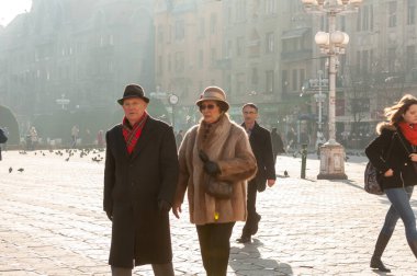 Timisoara, Romanya - 16 Şubat 2017: İnsanlar sokakta yürüyor. Gerçek insanlar..