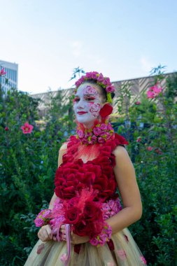 Timisoara, Romanya - 05 Eylül 2020: İnsan heykeli kılığında bir kadın portresi