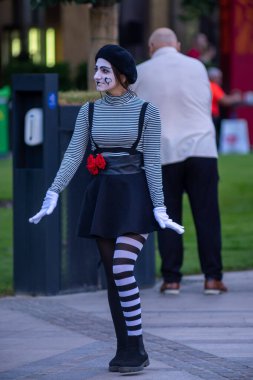 Timisoara, Romanya - 05 Eylül 2020: CheckArt festivalinde insanları eğlendiren bir pandomim