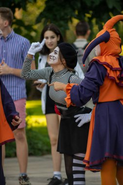 Timisoara, Romanya - 05 Eylül 2020: CheckArt festivalinde insanları eğlendiren bir pandomim