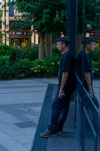 Timisoara Rumania Septiembre 2020 Hombre Apoyado Contra Una Pared Parque — Foto de Stock