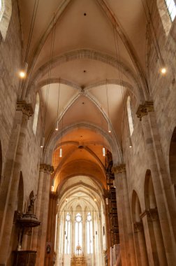 Eski bir Roma Katolik kilisesinin tavan manzarası. Halkın arkasından bak.