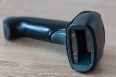 Ahşap bir masada siyah el tarayıcısı.