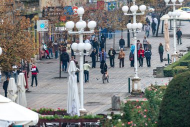Timisoara, Romanya - 13 Ekim 2012: İnsanlar sokakta yürüyor. Gerçek insanlar..