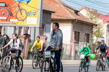 Timisoara, Romanya - 3 Nisan 2016: İnsanlar bahar pedalında bisiklet sürüyor