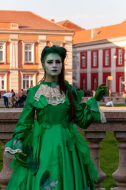 Timisoara, Romanya - 31 Mart 2017: Checkart karnavalında canlı heykel gibi görünen maskeli kadın