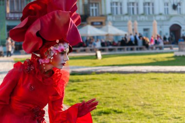 Timisoara, Romanya - 31 Mart 2017: CheckArt Karnavalı 'nda kırmızı elbiseli kadın. Canlı heykel. Birlik Meydanı.